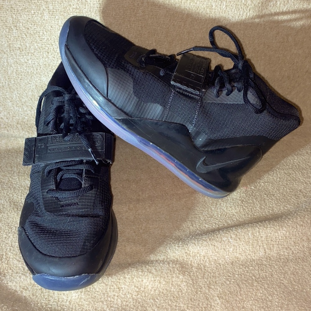 Mens boys black nike shoes size 8.5